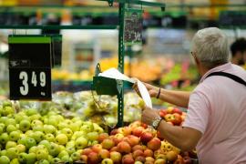 Adaosul comercial la alimentele de bază rămâne plafonat. Lista completă a produselor care nu se scumpesc