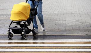 Droguri "plimbate" prin oraş cu un cărucior pentru copii. Trei persoane din Arad, arestate preventiv