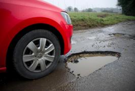 O britanică de 75 de ani a învins statul în instanţă, după ce şi-a stricat maşina în gropile de pe şosea