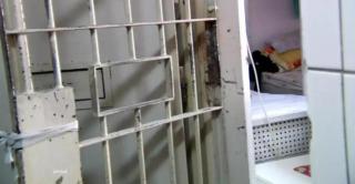 Doi polițiști, reținuți după ce ar fi introdus alcool și telefoane în arest. Primeau mită până la 350 de lei