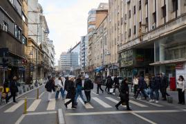Inflaţia îi face pe români să taie din cumpărături şi din drumurile cu maşina. Ce arată datele INS