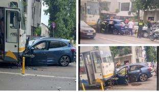 Accident cu 2 maşini şi un tramvai, în Bucureşti. Cele 2 vehicule s-au ciocnit, unul a fost aruncat în tramvai