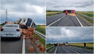 Un bărbat din Timiş a murit după ce un TIR plin cu cărămizi s-a răsturnat peste maşina lui