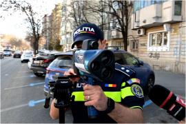 Un şofer din Bucureşti a trecut pe roşu cu permisul suspendat. Ce mită a încercat să-i ofere poliţistului