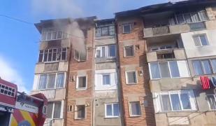 Incendiu la un apartament din oraşul Aninoasa: 15 locatari s-au autoevacuat