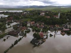 Cod portocaliu de inundaţii pe râuri din 3 judeţe, până luni dimineaţă