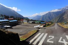 Cel mai periculos aeroport din lume: se află pe marginea unei prăpastii, zeci de oameni au murit acolo
