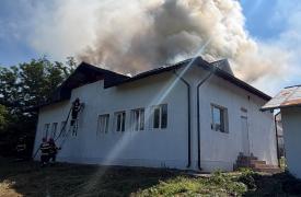 Incendiu la o grădiniță din Prahova, după ce un acoperiș a luat foc. Copiii, evacuați
