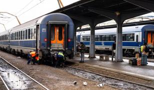 Furtunile au dat peste cap circulaţia trenurilor CFR. Întârzieri înregistrate pe mai multe rute