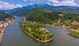 Unde se află singura insulă locuită de pe cursul unui râu din România. Ascunde şi o comoară