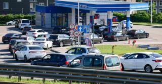 Criza combustibililor din Rusia: Şoferii folosesc hărţi interactive pentru a găsi benzinăriile cu stocuri