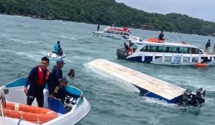15 turişti indieni au murit după ce o ambarcaţiune s-a răsturnat lângă o insulă din sudul Vietnamului