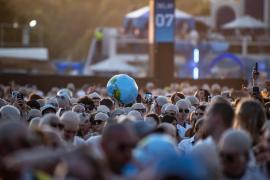 Fanii lui Pitbull, record mondial la Londra. Peste 22.000 de persoane au purtat chelii false