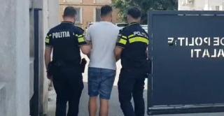 Angajat la o spălătorie, reținut după ce a furat mașina unui client și a intrat cu ea în șanț. Nu avea permis