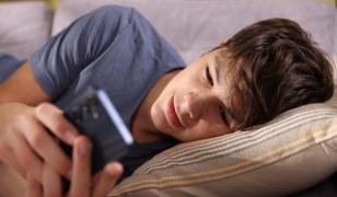 Marea Britanie vrea să blocheze rețelele sociale după miezul nopții pentru adolescenții de 16 şi 17 ani