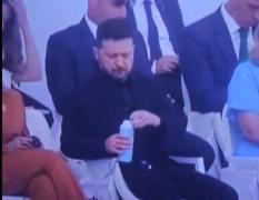 Zelenski, surprins cum rupe capacul la o sticlă, ignorând normele UE: 