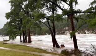 Imagini cu inundaţiile catastrofale din Texas. Doi oameni au murit, luaţi de viituri