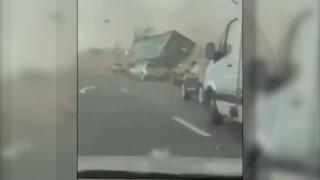 O tornadă a măturat sud-estul Franţei. Momentul în care 2 camioane sunt răsturnate de vânt