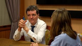 Ce are Nicuşor Dan în deja celebrul carneţel negru. De la secrete de serviciu până la desenele copiilor