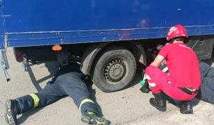 Mamă cu copilul în brațe, lovită de camion la câteva momente după ce a ieșit din curte, în Moşna