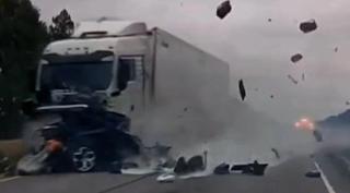 Moartea a venit într-o secundă. Momentul când o familie întreagă este spulberată de un TIR pe o şosea în Rusia