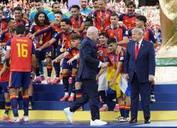 Momentul în care Trump refuză să plece de pe scenă când Spania ridică trofeul. Organizatorii au intervenit