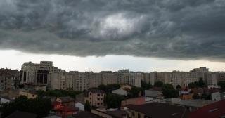 Cod portocaliu de furtuni şi de inundaţii în jumătate de ţară, inclusiv Capitala. Harta zonelor vizate