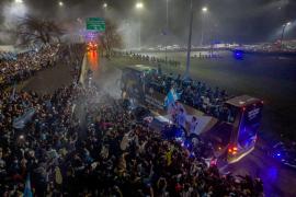 Mii de oameni i-au primit pe fotbaliştii argentinieni la Buenos Aires. Messi nu a fost prezent