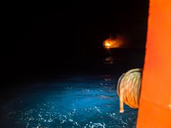 Primele imagini cu petrolierul în flăcări, în Marea Neagră. 3 marinari, internaţi la ATI
