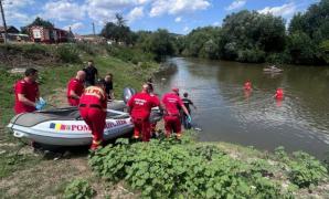 Doi copii au murit, după ce au căzut în râul Mureş. Un al treilea a reuşit să iasă singur din apă