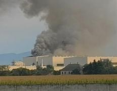 Planul roşu activat în Braşov. Două explozii urmate de incendiu la o hală a unei fabrici de lemn