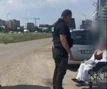 O femeie cerşea în Capitală la câţiva metri distanţă de maşina de lux a mamei ei. Ce au descoperit poliţiştii