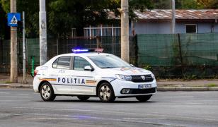 Urmărire cu peripeții între Șimian și Hinova. Un șofer recent eliberat din închisoare a fugit de polițiști