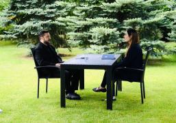 O apropiată a lui Trump îşi schimbă radical poziţia faţă de Ucraina după ce l-a intervievat pe Zelenski