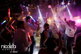 (P) Nicoleta Oancea & Band: experiență scenică, repertoriu și interacțiune cu publicul