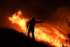 Incendii de vegetaţie pe o insulă grecească frecventată de români. Autorităţile au început evacuările