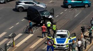 Maşină de poliţie aflată în misiune, lovită în Capitală de alt autoturism. Cum s-a produs accidentul