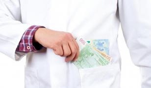 Directorul Căminului Spital din Sibiu, reținut după ce ar fi luat mită pentru internarea unor vârstnici