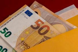 Poliţiştii din Botoşani s-au trezit că Poşta le-a adus un plic cu 100 €. Anchetă pentru a afla ce e cu banii