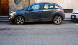 Amenzi de 5.000 de lei pentru mașinile murdare lăsate pe domeniul public. Unde se aplică măsura