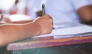 Fraudă la Bac. Cum funcționa rețeaua care vindea rezolvările subiectelor în timpul examenului