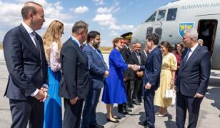 Imagini de la sosirea lui Nicuşor Dan la Ankara cu avionul Spartan, pentru Summitul NATO
