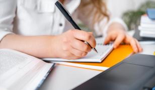 Afacere cu diplome false: o profesoară din Suceava a vândut iluzii pentru zeci de mii de euro
