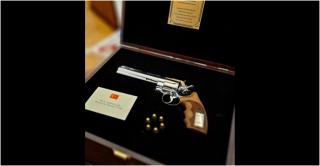 Nicuşor Dan a primit un pistol şi gloanţe de la Erdogan. Arma va fi păstrată de SPP