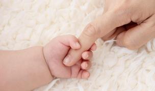 Bebeluş de patru săptămâni, ucis de tată după ce l-a zgâlţâit cu putere: 