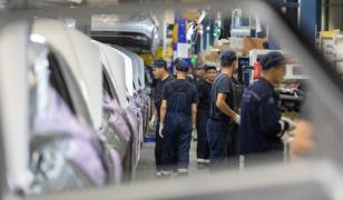 S-a mai închis o fabrică auto din România în iulie. Aproape 100 de oameni au fost daţi afară 
