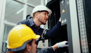 Se caută de urgenţă electricieni şi zidari. Ţara în care se plătesc salarii şi de 7.000 de euro