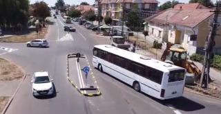 "Minte luminată cu lanterna". Sensul giratoriu din Carei în care autobuzele se împotmolesc