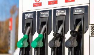 Preţul la motorină premium este în scădere, faţă de cel afişat în ziua precedentă