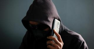 O nouă fraudă prin telefon face victime. Ce trebuie să faci dacă te sună un "poliţist"